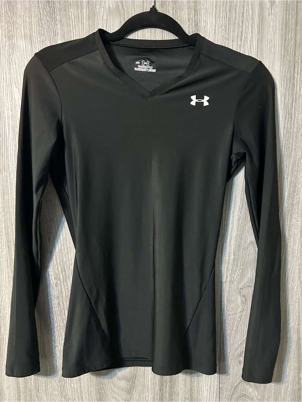 Under Armour Women's Black Long-Sleeve Performance Top V Neck Heat Gear Medium